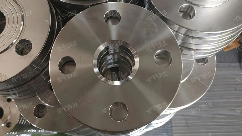 Threaded elliptical flange cover