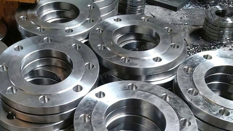 Threaded elliptical flange cover